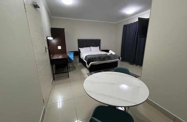 BAYSIDE SUITES HOTEL