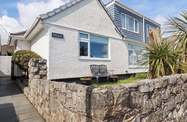 BAYVIEW, pet friendly, country holiday cottage in Mevagissey