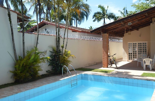 BEACH HOUSE WITH LARGE LIVING ROOM AND INTEGRATED POOL AREA/BARBECUE.
