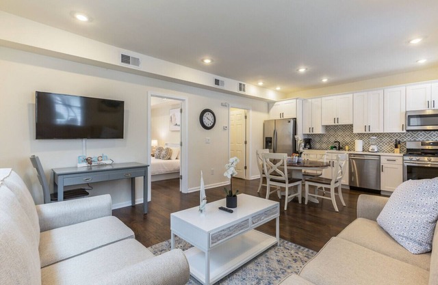Beach 2 blocks with parking and patio