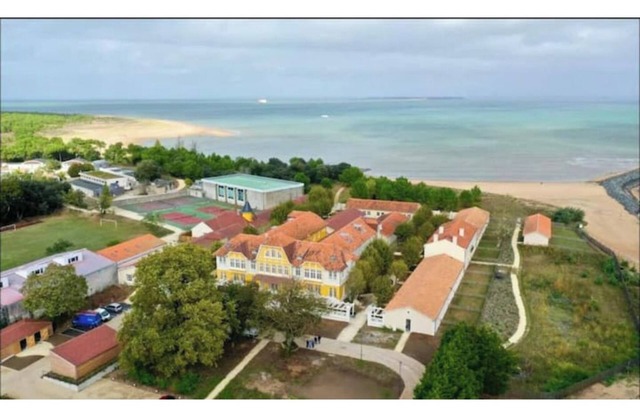 Beach 50m away - sleeps 8 - top quiet residence