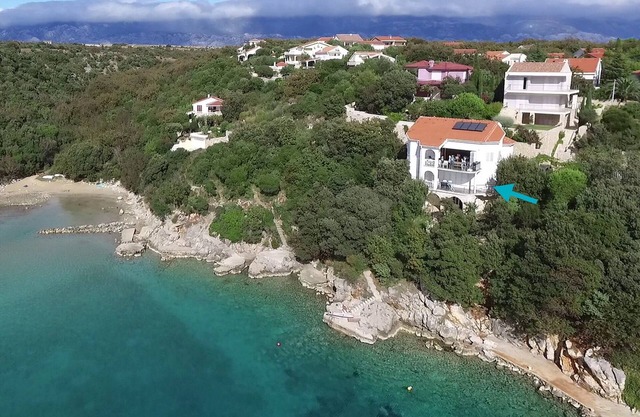 Beach Apartment 1: private bathing area, sandy beach, WiFi, ideal for families