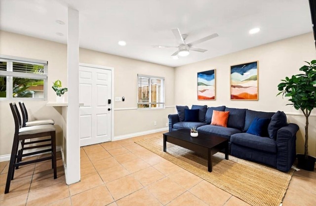 Beach Apartment, Walk Downtown!