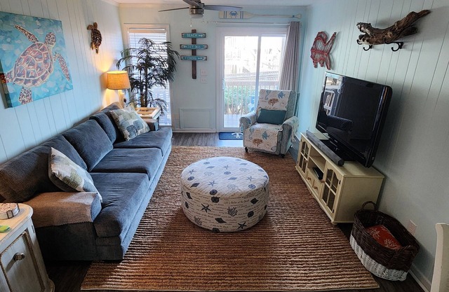 Beach at Your Feet! 2 bdrm, 1.5 bath Oceanfront Condo complex W/beachside Pool