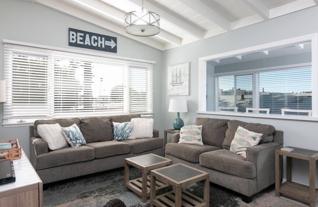 Beach-block Charming Upstairs Duplex