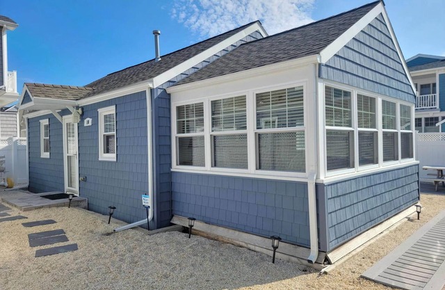 Beach Block Cottage, 5 Houses to the beach!