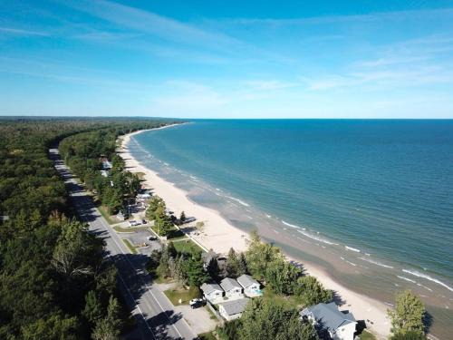 Beach Club of Oscoda Garden Cottage on the Lake