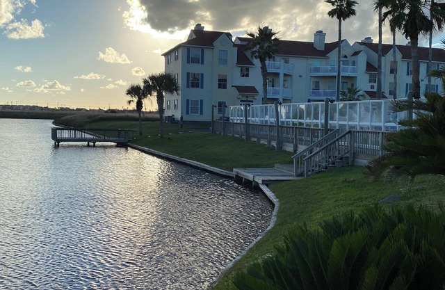 Beach Condo-WiFi,4 min walk to water,sleeps 3+,Hot tub,pool,gym,sauna,car wash!