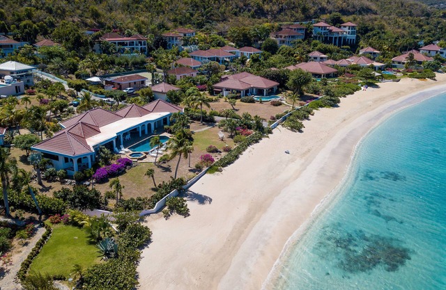 BEACH DREAMS Luxury Beachfront Villa - 4 Bedroom En-Suites, AC, POOL