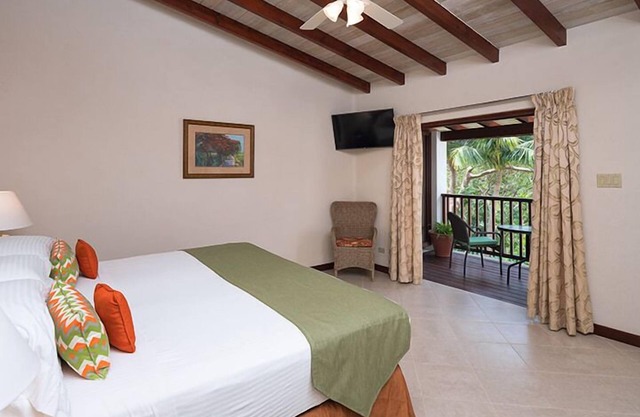 Beach Escape! Close to Heywoods Beach and Godings Bay Beach! Outdoor Pool!