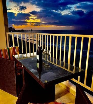 Beach Front Condo in Isla Verde!