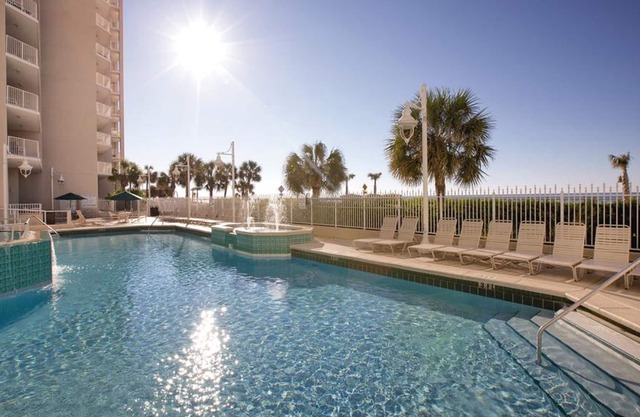 Beach Front Resort, Emerald water, White Sand. Great Amenities, Equipped Kitchen