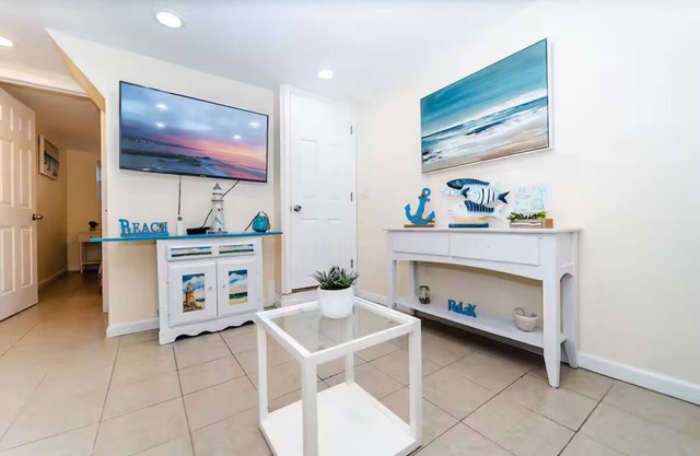 Beach getaway for 4, 2 blocks to beach. Come enjoy