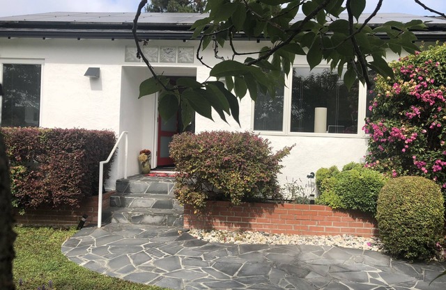 Beach Guest Room/Jacuzzi, bikes/tropical garden. 5min/town/beach. Monthly