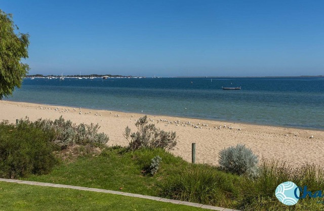 Beach holiday unit 1min from the beach with a garden and an office!