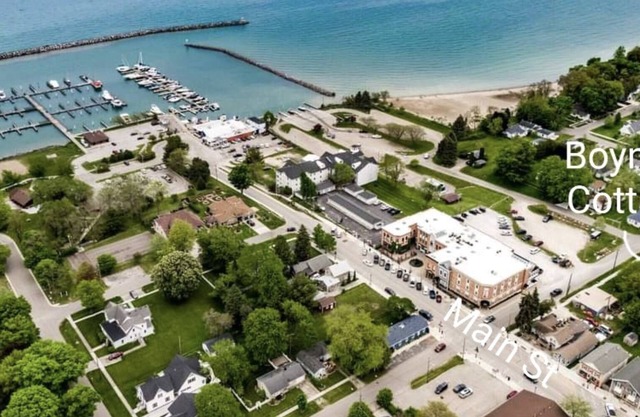 Beach house located one block from Downton Lexington, boat launch. and beach.