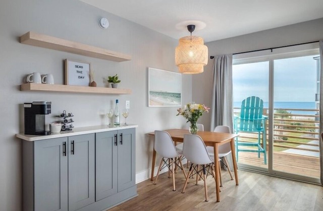 Beach House OKI - Premium Two King Suite in hotel on Oak Island, North Carolina