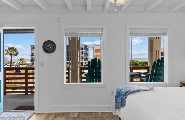 Beach House OKI - Premium King Room in hotel on Oak Island, North Carolina