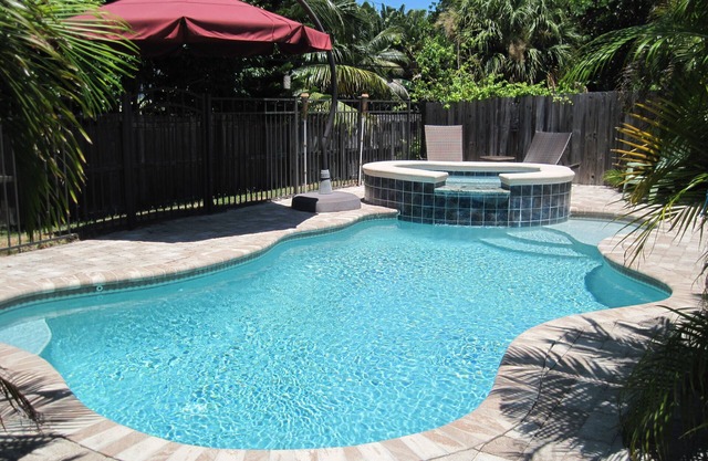 BEACH HOUSE WITH PRIVATE SALTWATER POOL & SPA + WALK TO BEACH