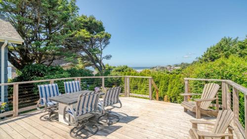 Beach Pines Bungalow by AvantStay Classic Cottage Steps to the Beach w Private Yard