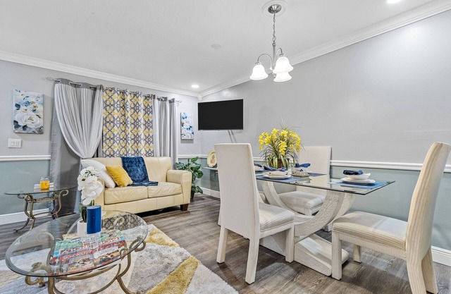 🌟Beach Retreat in Downtown Delray🌟King Bed 🌟Fast Wi-Fi🌟 Free Parking🌟