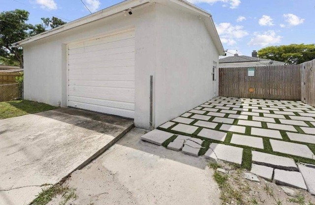 Beach Studio Near Downtown - Private Area/Driveway