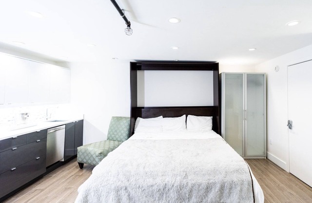 BEACH SUITE - 2 King Beds, Kitchen, Pool Hot Tub, Walk to Beach, Pet Friendly