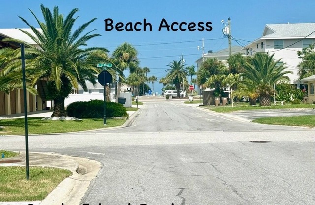 Beach Time Duplex A 1 blk from bch, pool Hot Tub