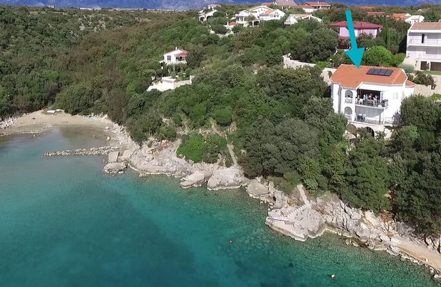 Beach Villa: private bathing area, sandy beach, WiFi, ideal for families