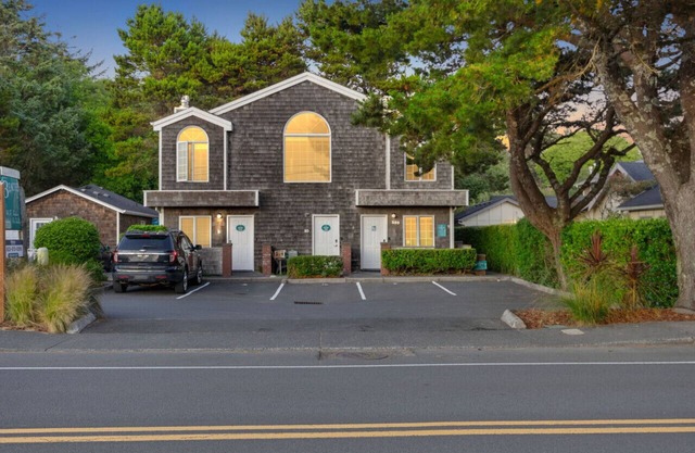 Beaches Inn Fourplex Group Getaway: Walk to Beach| Dog-Friendly