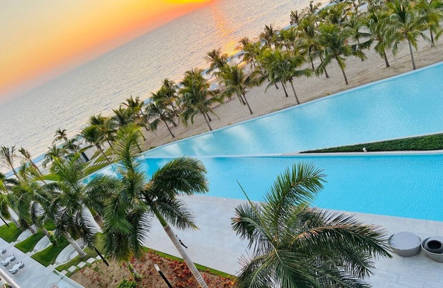 Beachfront 3BR-3BA SunsetParadise