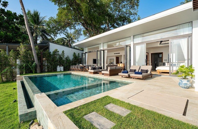 Beachfront 4BR Sunset Villa w/Staff & Saltwater Infinity Pool
