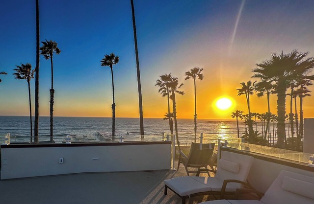 Beachfront-5 Bedrooms-Rooftop Patio-Private Garage-nOceanside Dolphin Villa