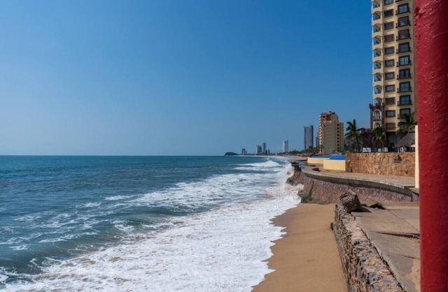 Beachfront apartment with pool in Cerritos