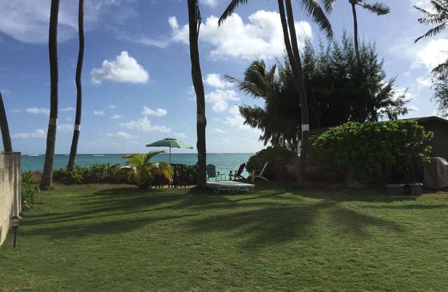 BEACHFRONT! Barefoot living on the best spot on Lanikai Beach!