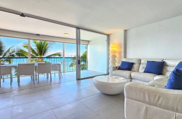 Beachfront Beautiful & Spacious King bed Condo with Dedicated Free Parking Spot