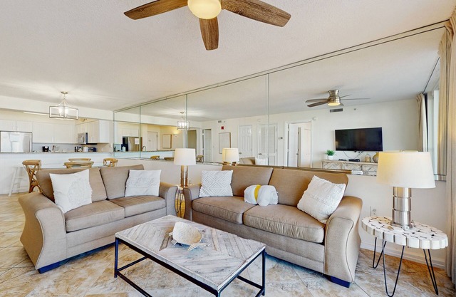 Beachfront Condo, gorgeous views, shared pool and beach access