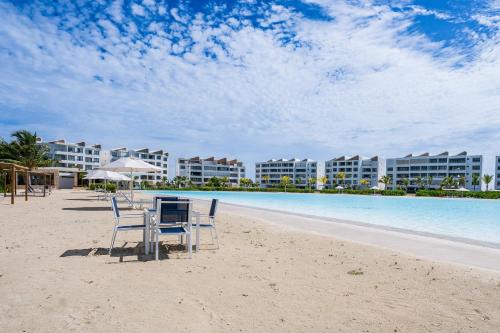 Beachfront Condo with Hot Tub