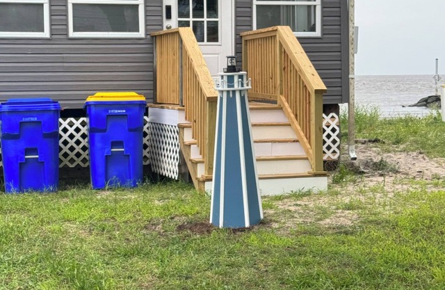 Beachfront cottage in Bowers Beach, sleeps 8+, close to Dover and DE Turf