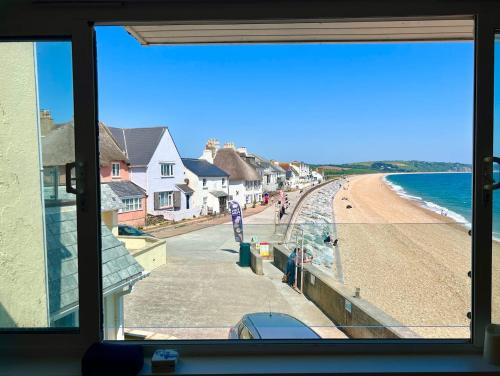 Beachfront Cottage With Sea Views & Coastal Walk