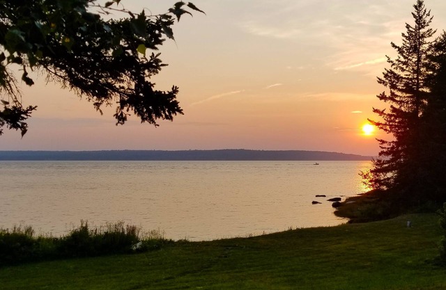 Beachfront Getaway: Acadia & Bar Harbor, A/C, Fire Pit, Gazebo-New for 2025.