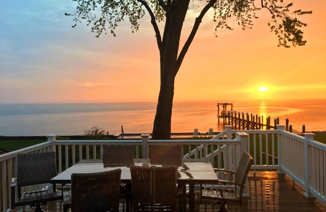 Beachfront home. 3+bedrooms & 2 baths. Steps from Colt State Park/Bristol Beach