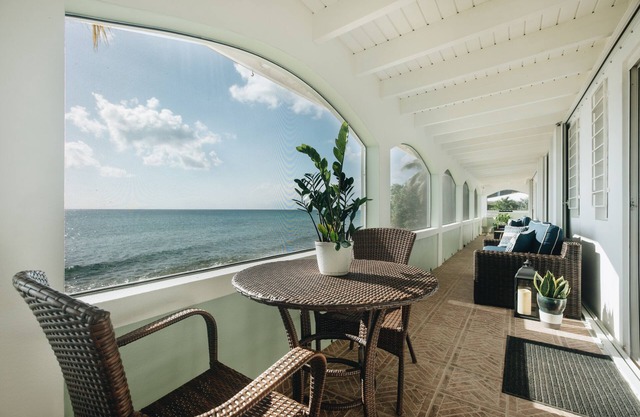 Beachfront Home with Screened-In Porch - Near Downtown - Auto On Generator