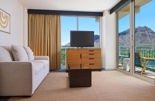Beachfront Hotel | Diamond Head Views | Direct Ocean Access