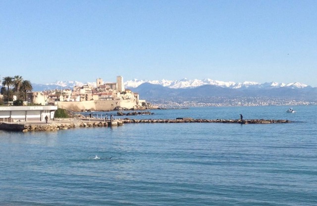Beachfront in Antibes, feet in the water