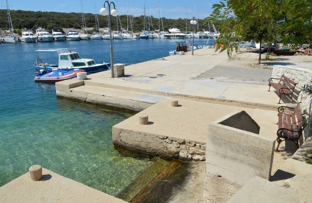 Beachfront Lovro 5 apartment