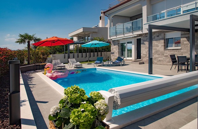 Beachfront Luxury Apartment , salty water heated pool