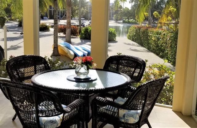 Beachfront Luxury Living Directly On Palm-Lined Cove - kayaks and bikes included