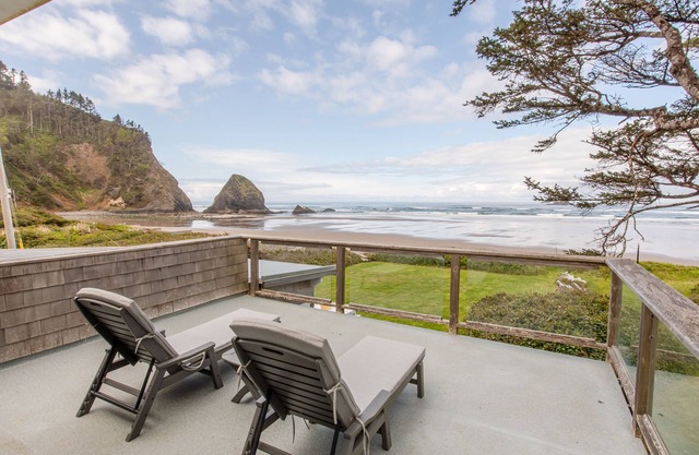 Beachfront, Pet-Friendly, 3 bed, 2 bath, multiple decks, fireplace, big yard, ping pong table.