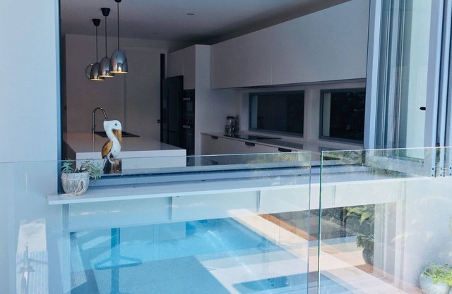 Beachfront retreat in North Curl Curl, heated pool and 100 m from beach.